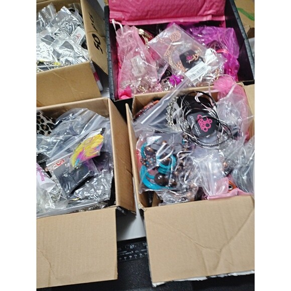 Paparazzi Jewelry Lot 50 Pieces - Necklaces, Bracelets, Earrings. - Picture 10 of 16